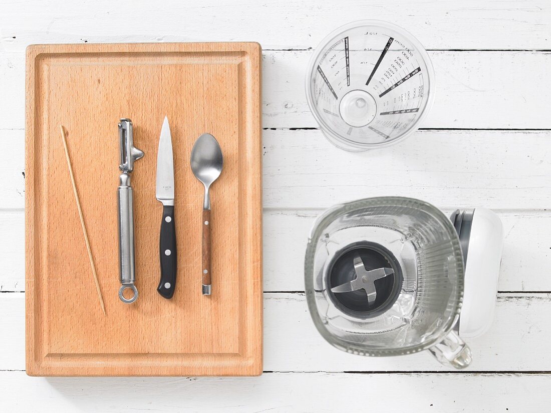 Kitchen utensils for preparing smoothies