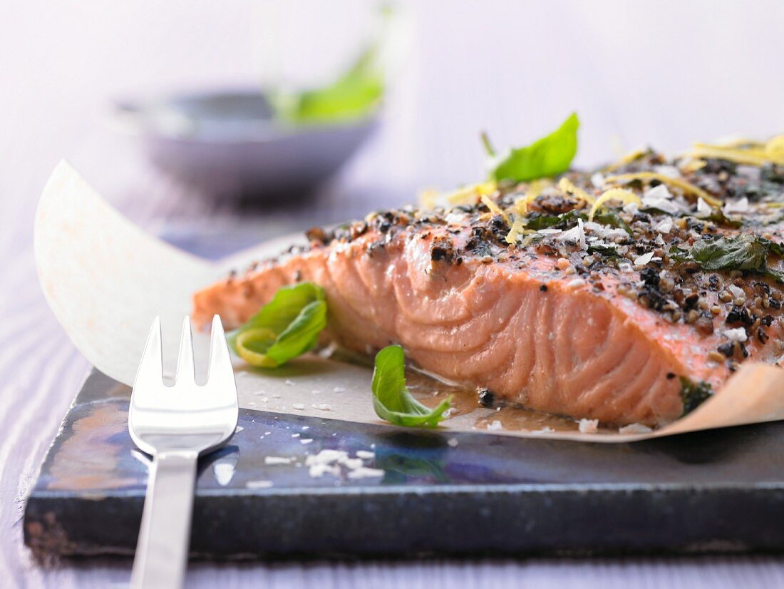 Fillet of salmon with lemon, basil and black pepper