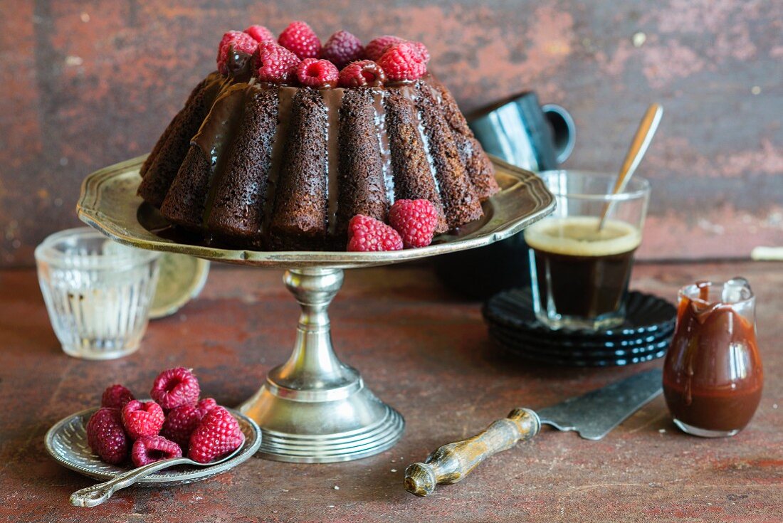 Double Chocolate Cake mit Himbeeren und Schokoladensauce