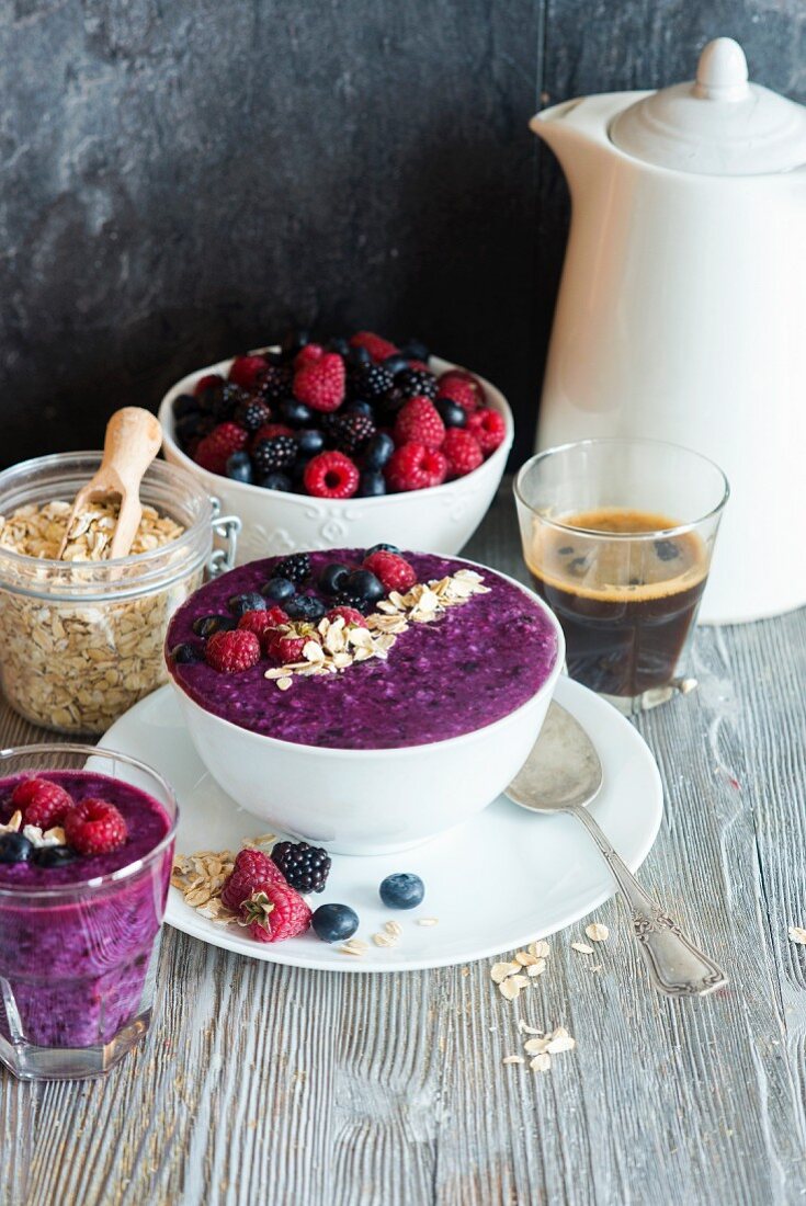 Gesunde Smoothie Bowl mit Beeren und Haferflocken