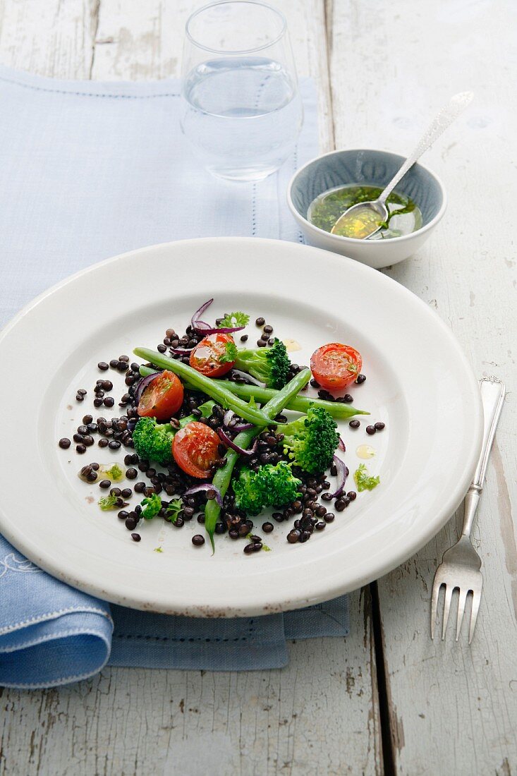 Linsensalat mit Brokkoli, Zwiebeln, grünen Bohnen und Tomaten mit Honig-Senf-Kräuter-Dressing
