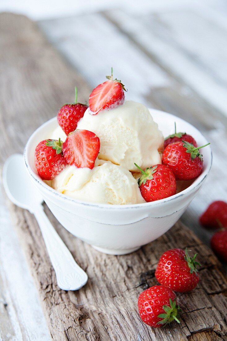 Vanilleeis mit frischen Erdbeeren