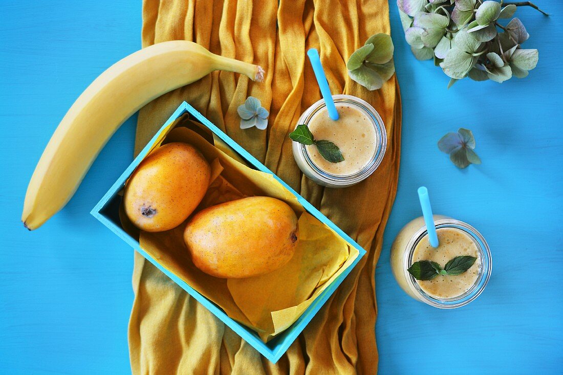 Smoothie aus Mango und Banane