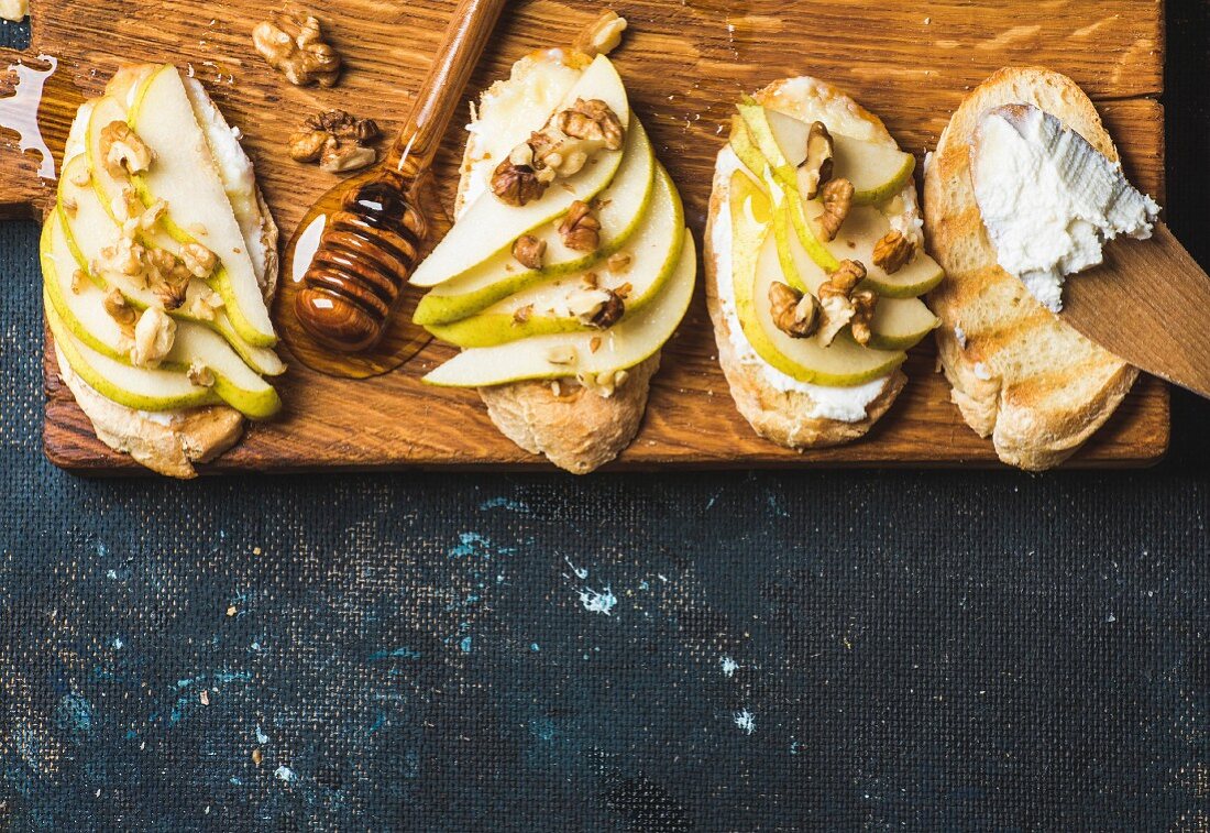 Crostini mit Birnenscheiben, Ricotta, Honig und Walnüssen