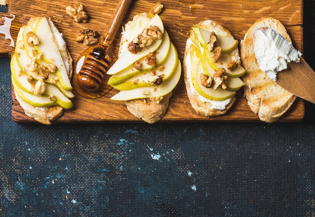 Crostini with sliced pear, ricotta, honey and walnuts