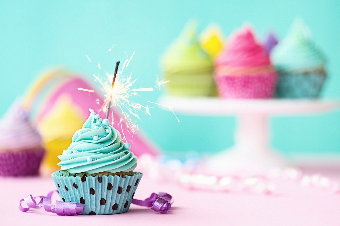 Türkisfarbener Geburtstags-Cupcake mit Wunderkerze