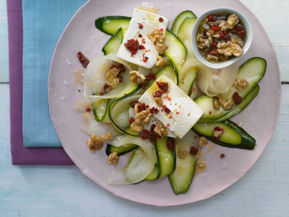 Zucchini-Melonen-Carpaccio mit Schafskäse