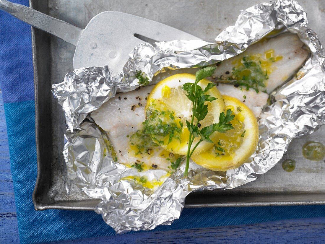 Forellen-Päckchen mit Knoblauch-Kräuterbutter