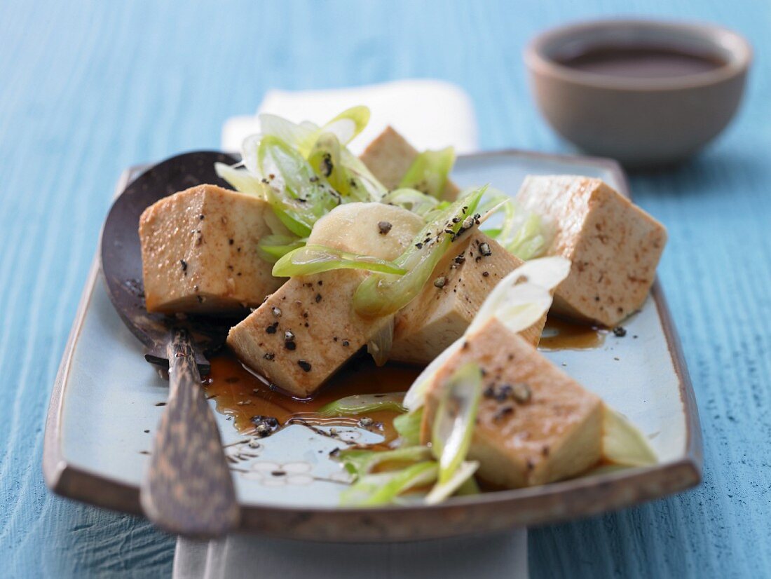 Gedämpfter Seidentofu mit Ingwer & Frühlingszwiebeln