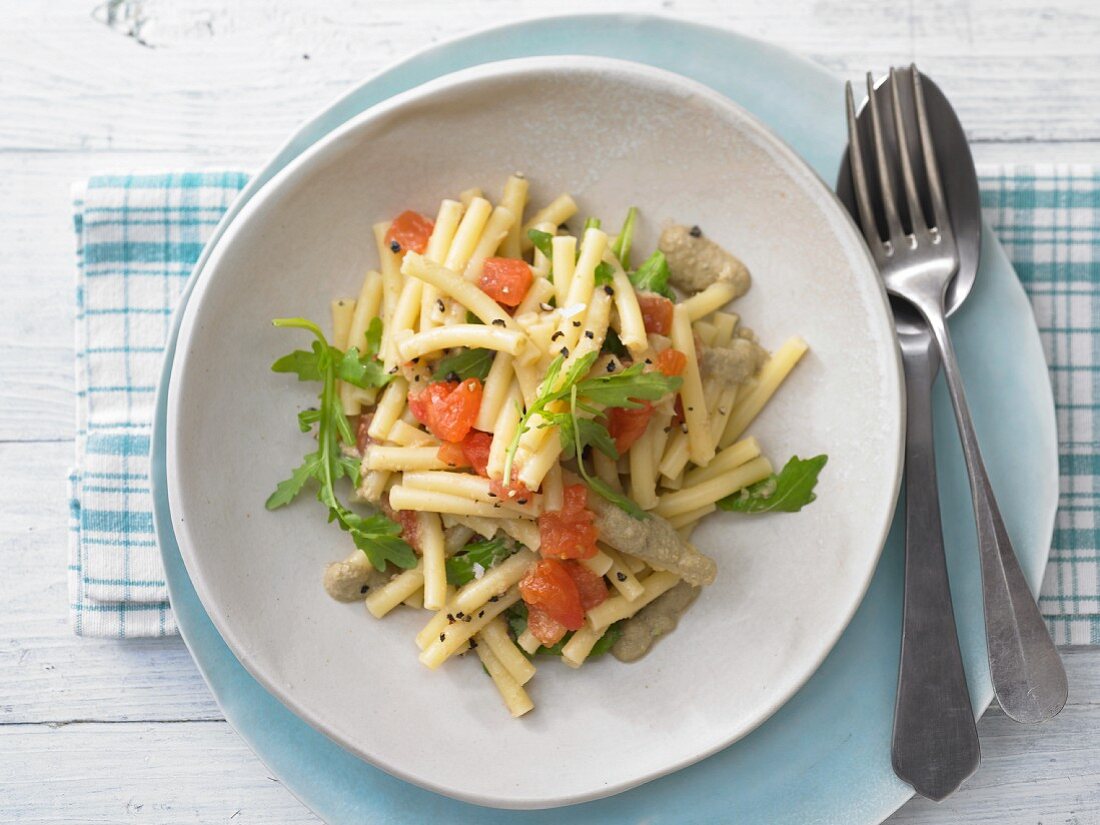 Olive and tomato macaroni with rocket