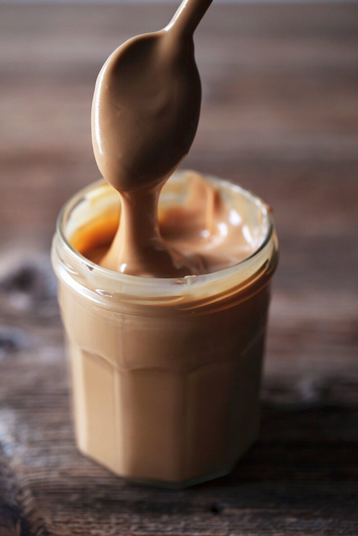 Natürliche selbst gemachte Erdnussbutter in einem Glas