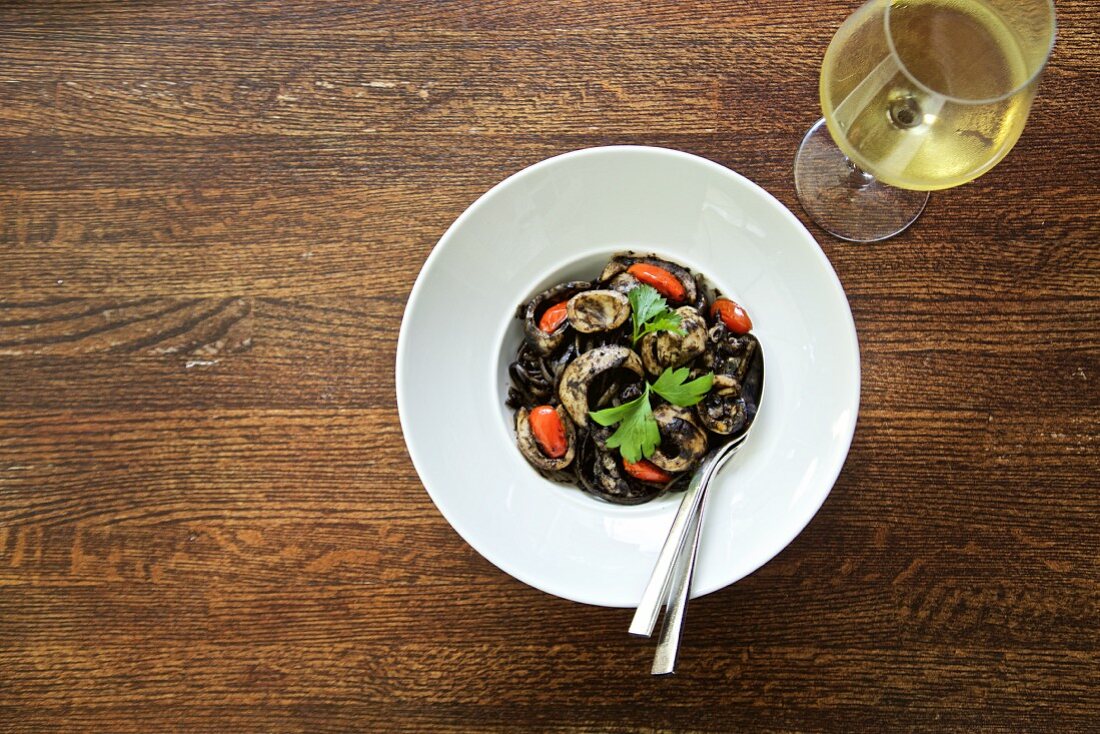 Linguini al Nero with white wine (Italy)