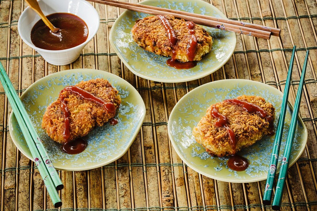 Gyuniku Korokke (Rindfleisch-Kartoffel-Kroketten, Japan) mit Tonkatsu-Sauce