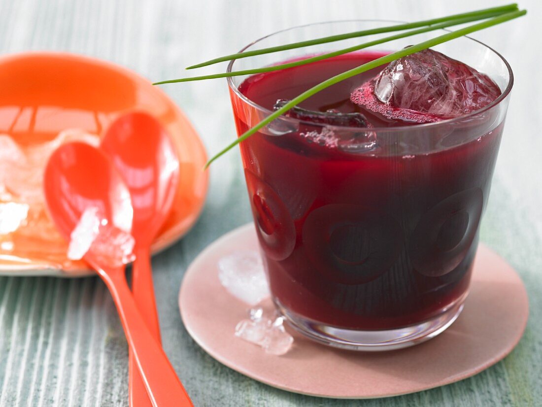 Schneller Rote-Bete-Drink mit Eiswürfeln