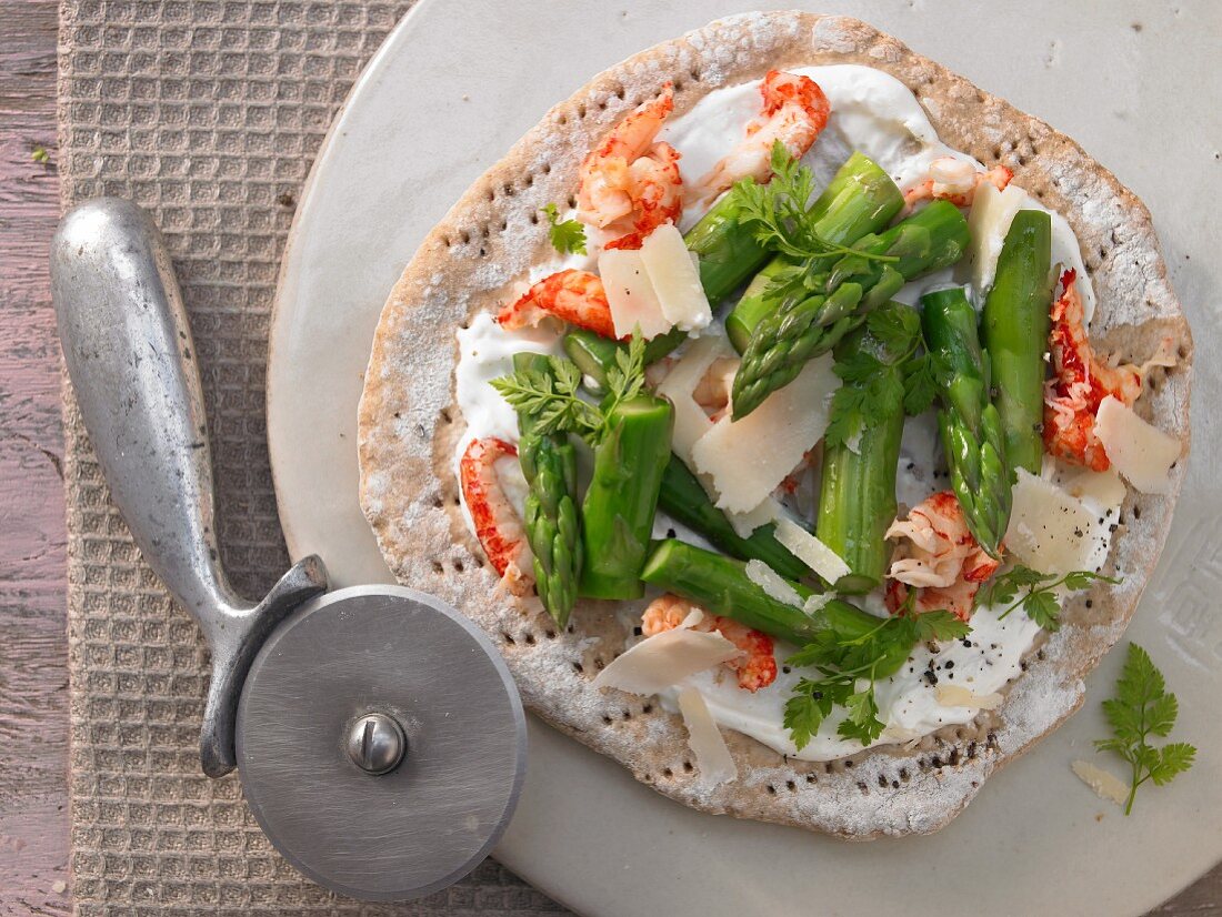 Pizza with green asparagus and crayfish