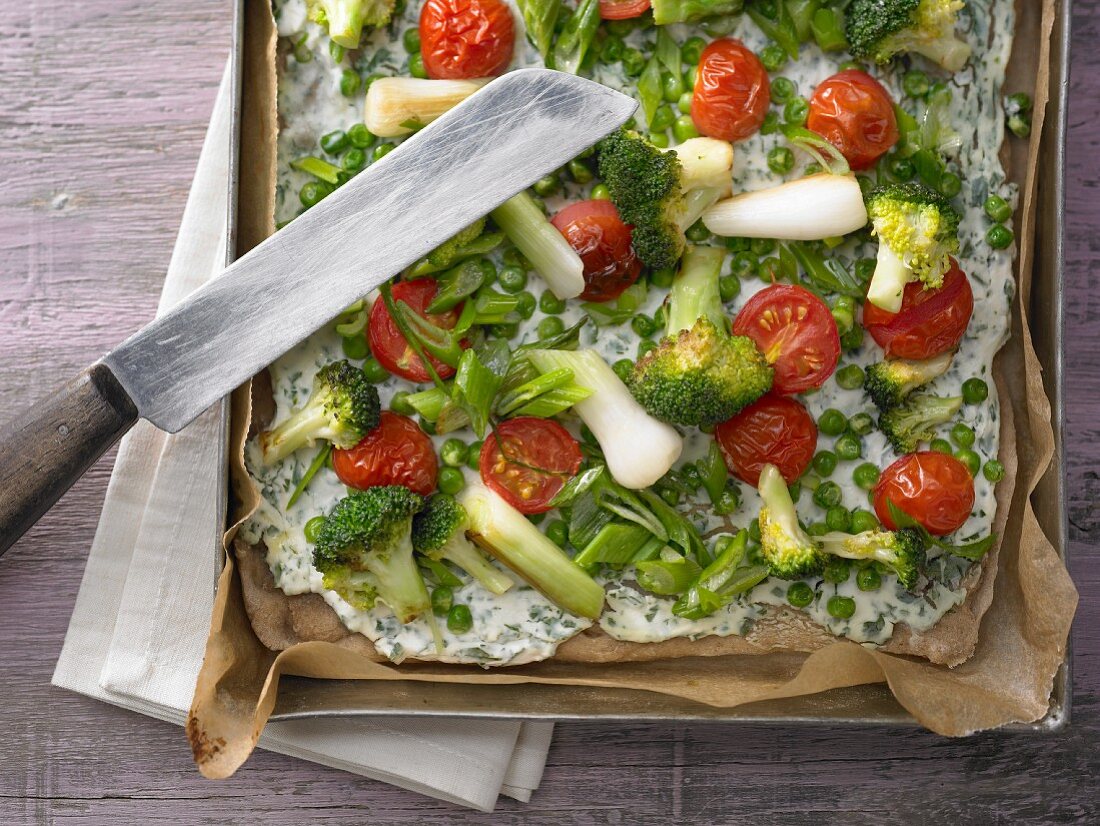 Pizza Primavera mit Brokkoli, Erbsen und Tomaten