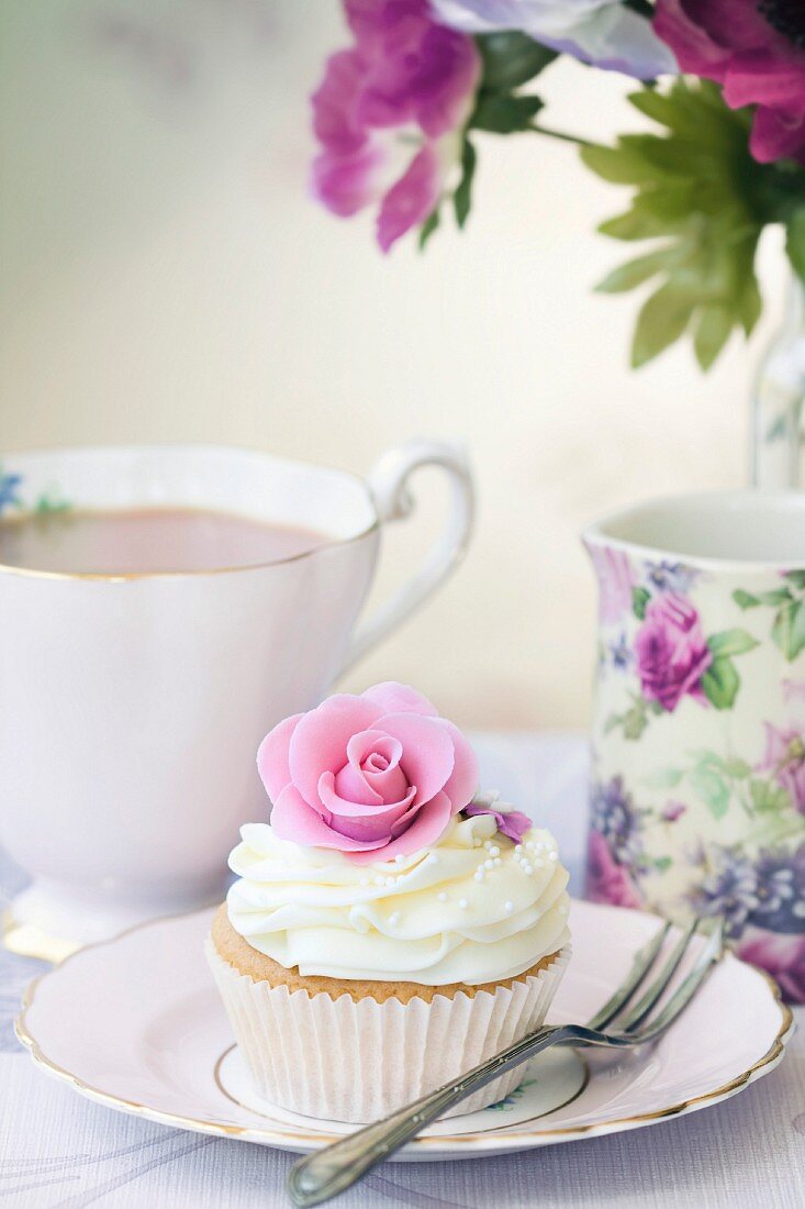 Afternoon Tea mit Rosen-Cupcake