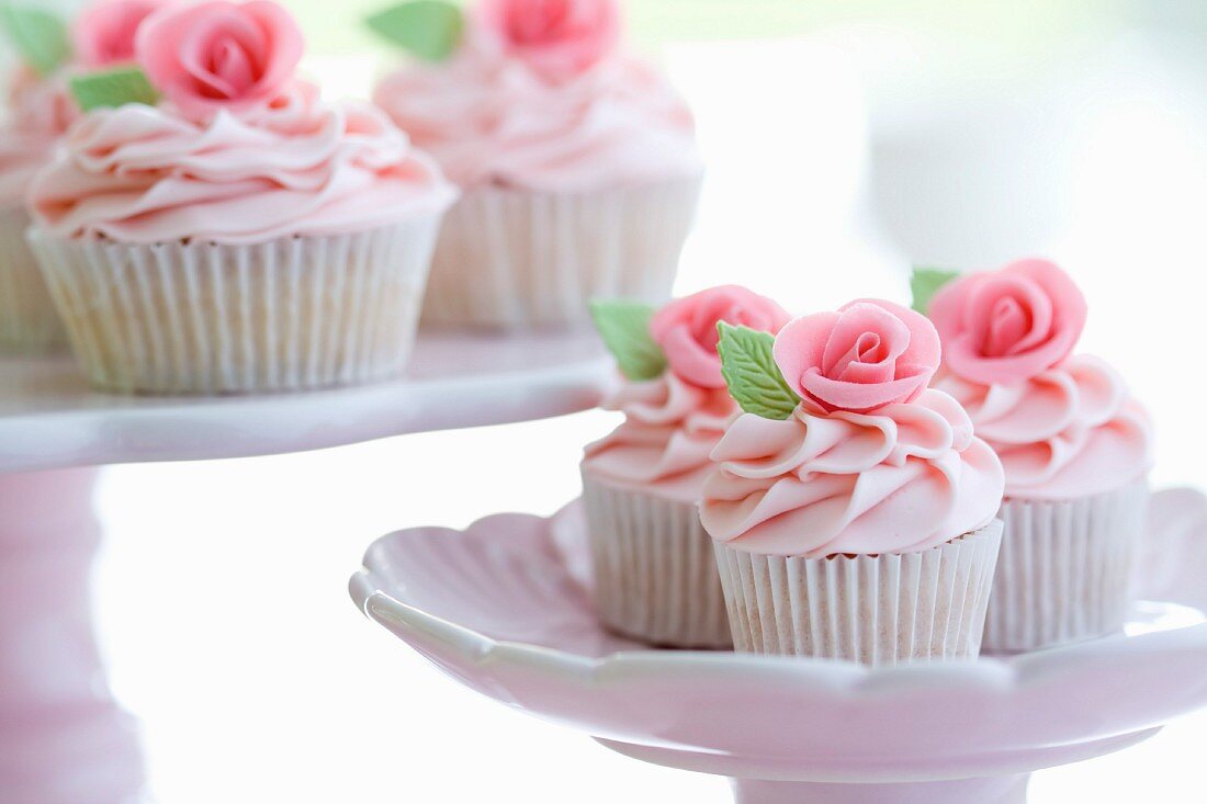 Cupcakes mit rosa Zuckerrosen