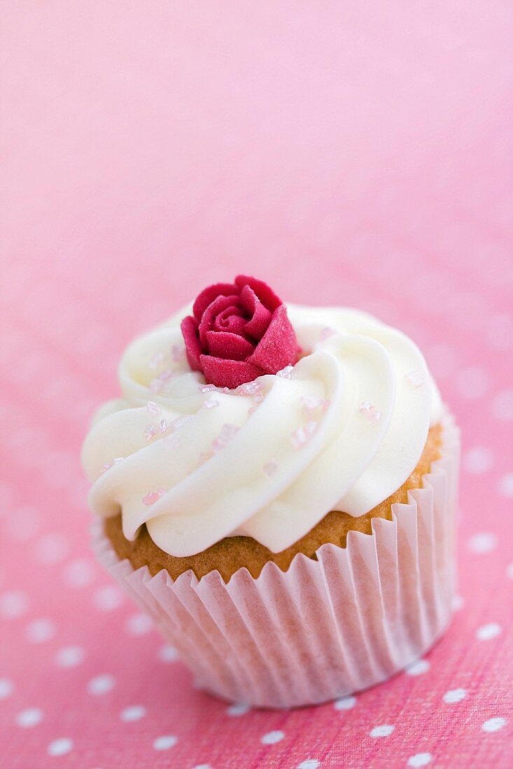 Cupcake mit Zuckerblüte dekoriert