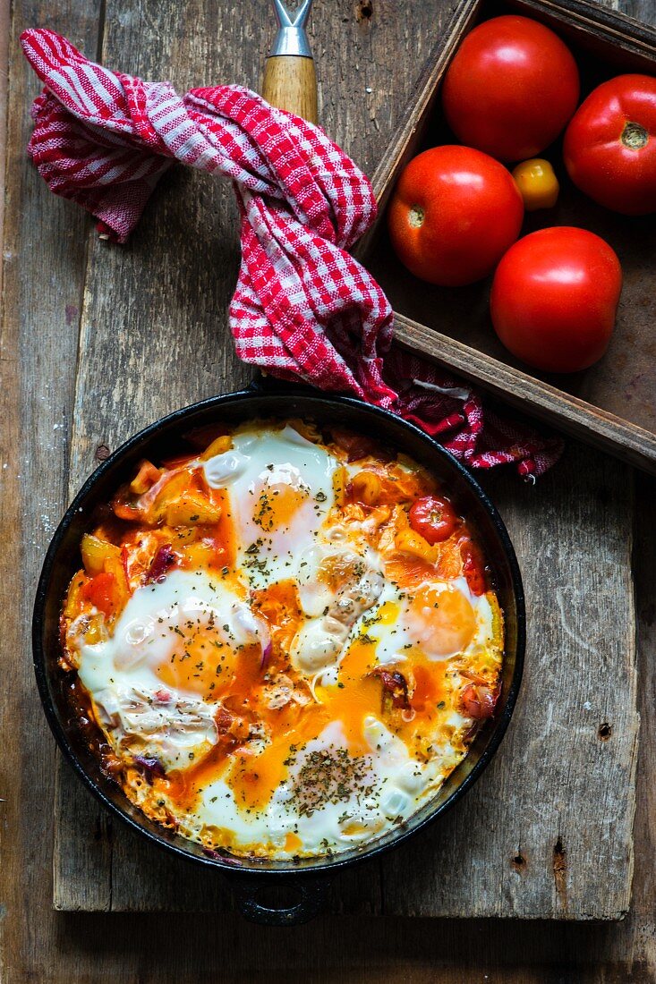 Shakshuka (pochierte Eier in Tomatensauce, Nordafrika)