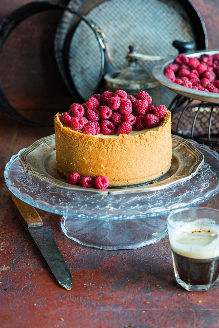 A small vanilla cheesecake with raspberries