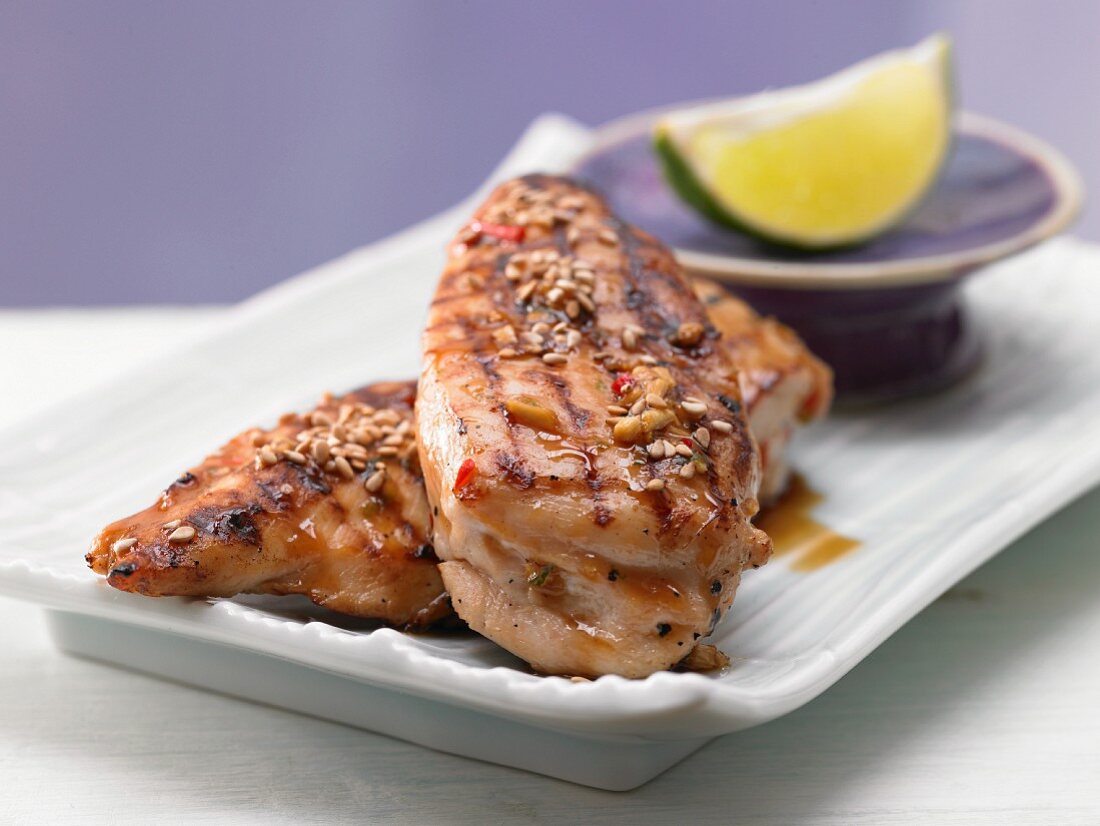 Chicken breast covered in sesame seeds with chilli and honey sauce (Asia)