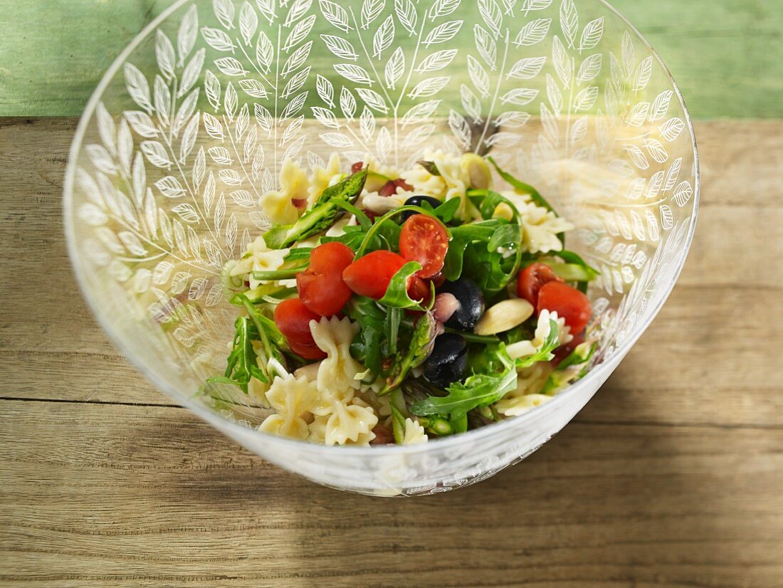 Pasta salad with rocket and tomato