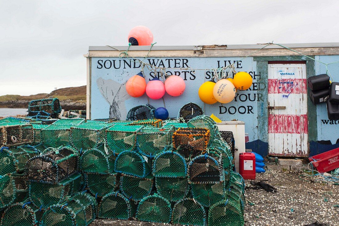 Fischergrät im Hafen von Leverburgh, Insel Harris, Schottland
