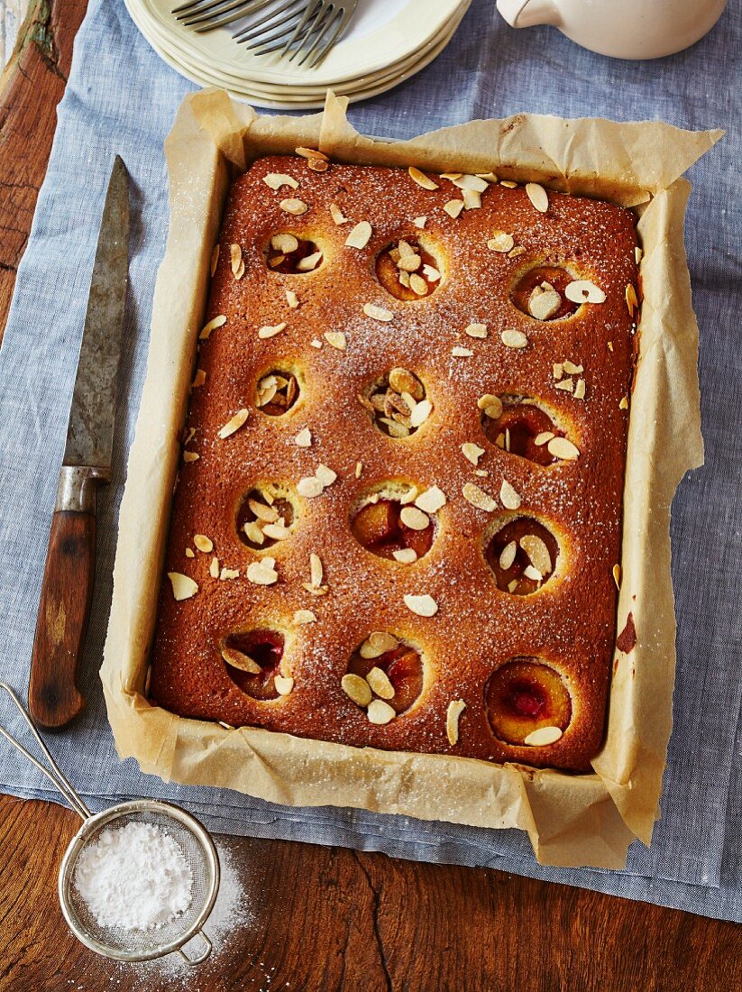 Sponge cake with plums and almonds