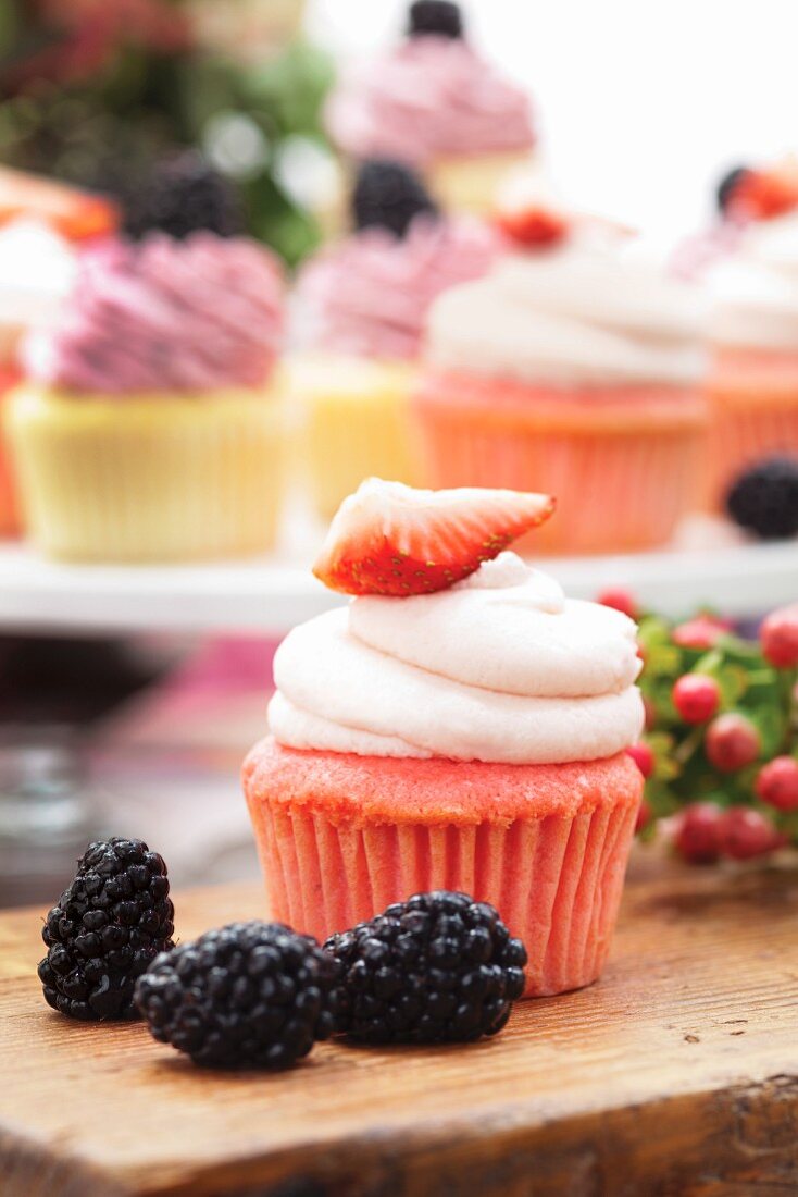 Rosa Erdbeer-Cupcake mit Brombeeren