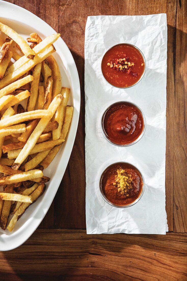 Pommes frites mit drei verschiedenen hausgemachten Ketchups