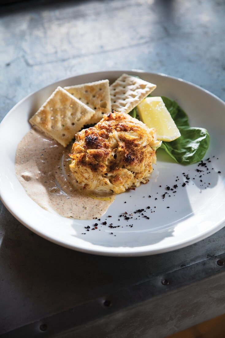 Crab Cake mit Remoulade und Salzcrackern