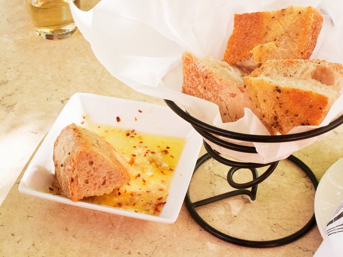Selbstgebackenes Brot mit Dip aus Olivenöl, Knoblauch und Käse