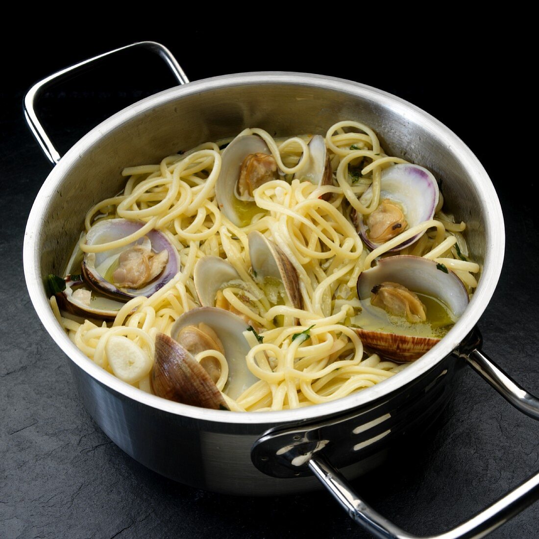 Spaghetti with little neck clams in a saucepan