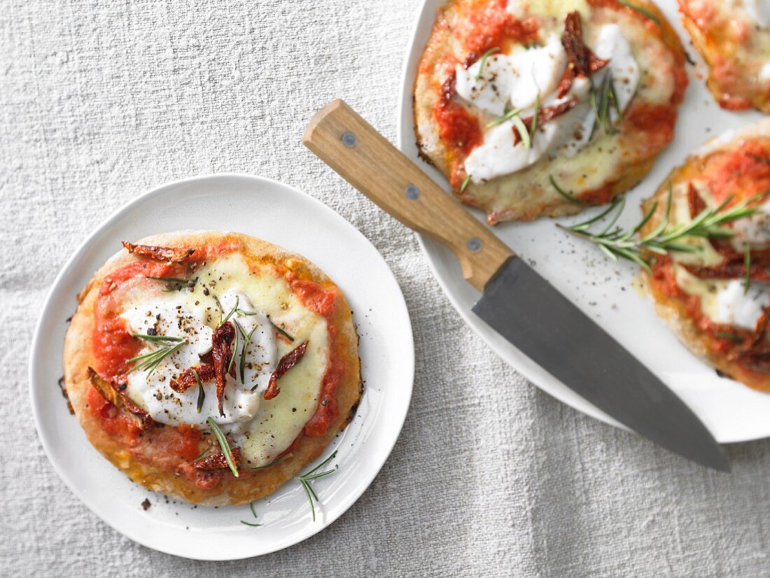 Mini-Dinkelpizza mit Zanderfilet und Tomatenstreifen