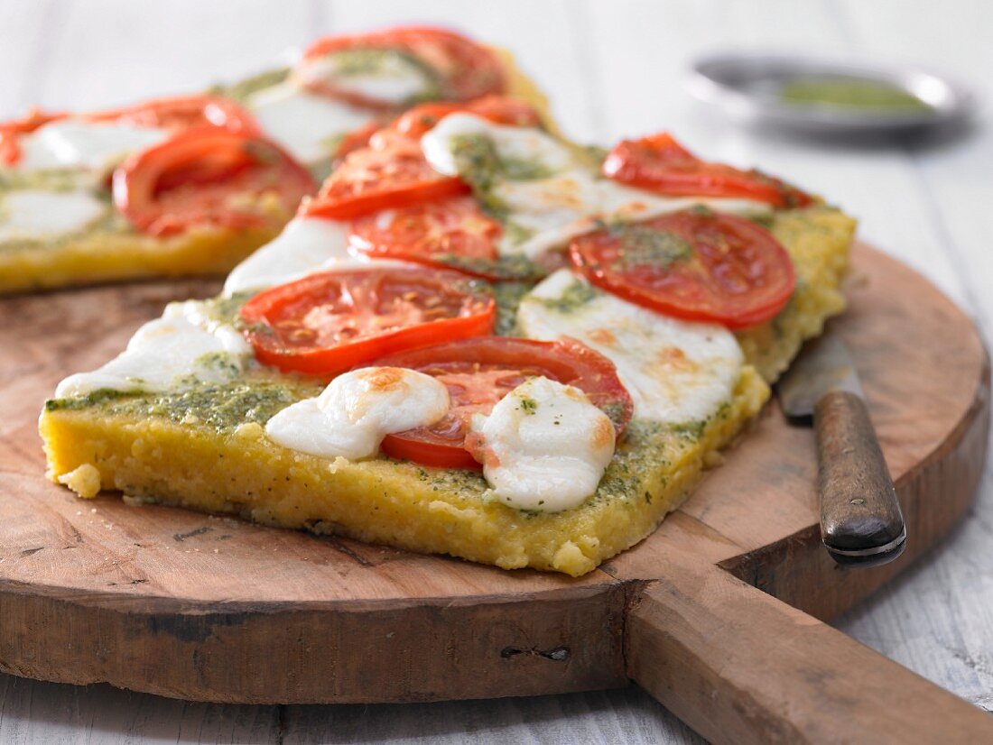 Polenta-Pizza mit Pesto, Tomaten und Mozzarella