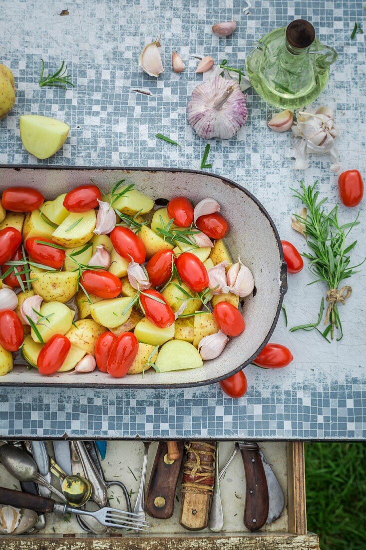 Ofenkartoffeln mit Tomaten, Knoblauch und Rosmarin