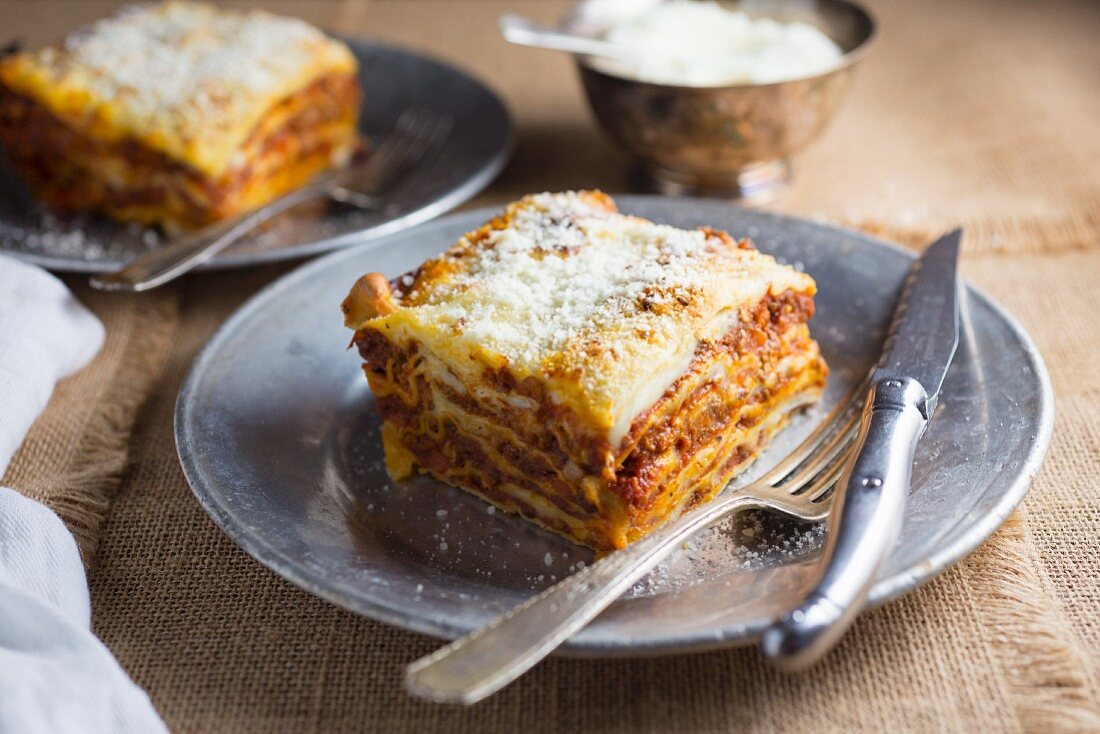 Ein Stück Lasagne auf Teller