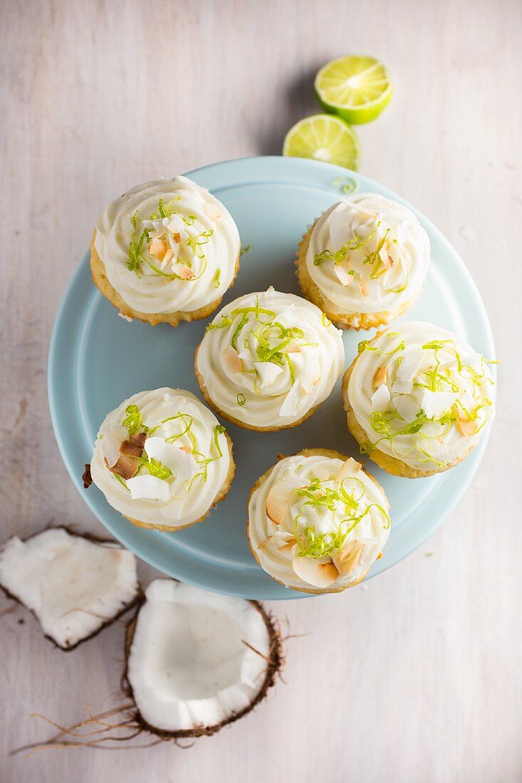 Limetten-Kokos-Cupcakes auf Kuchenständer