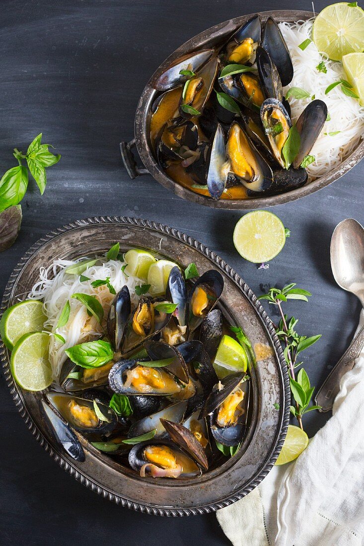 Steamed mussels with rice noodles and lime