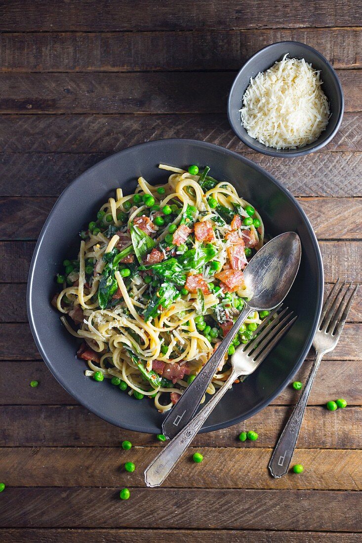 Pasta with peas and bacon