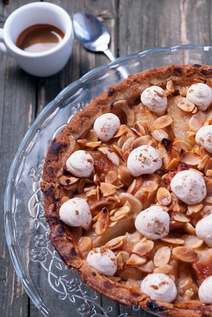 Birnenpie mit Mandelblättchen und Espresso