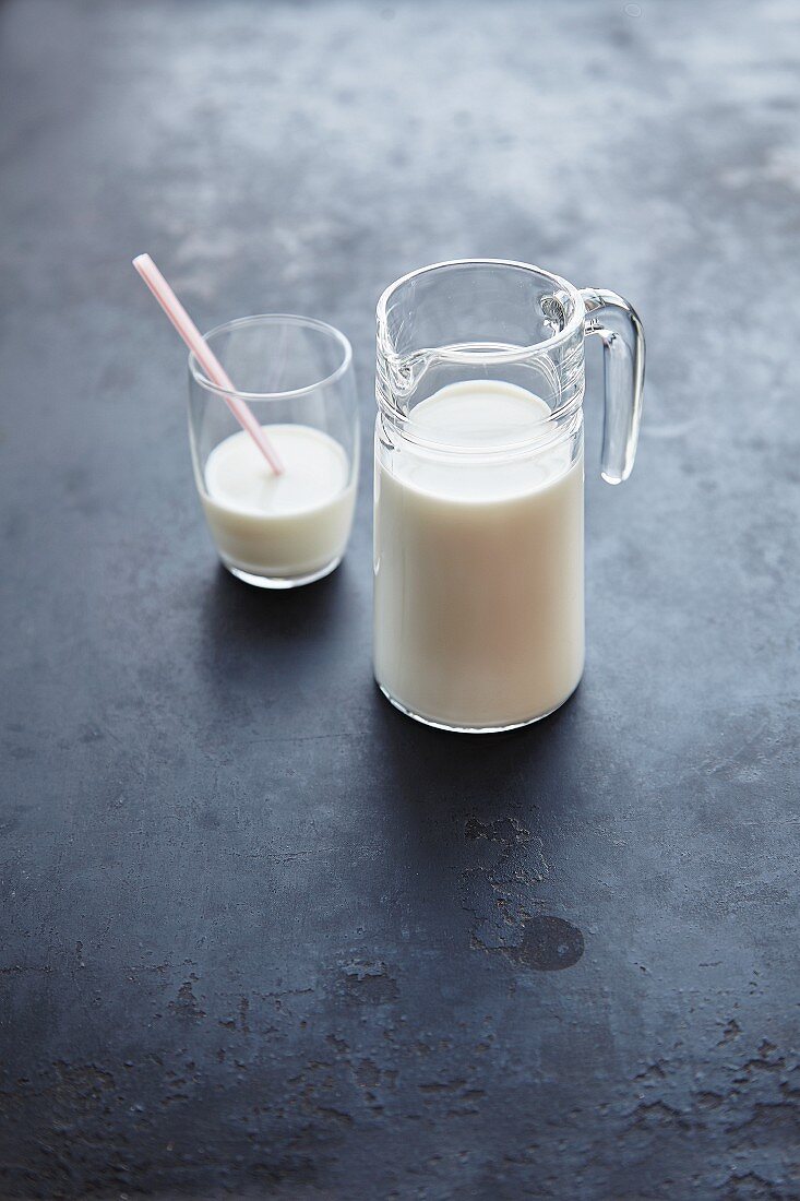 Milchkaraffe und Milchglas