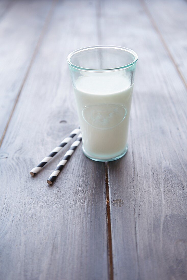 Milchglas mit Strohhalmen