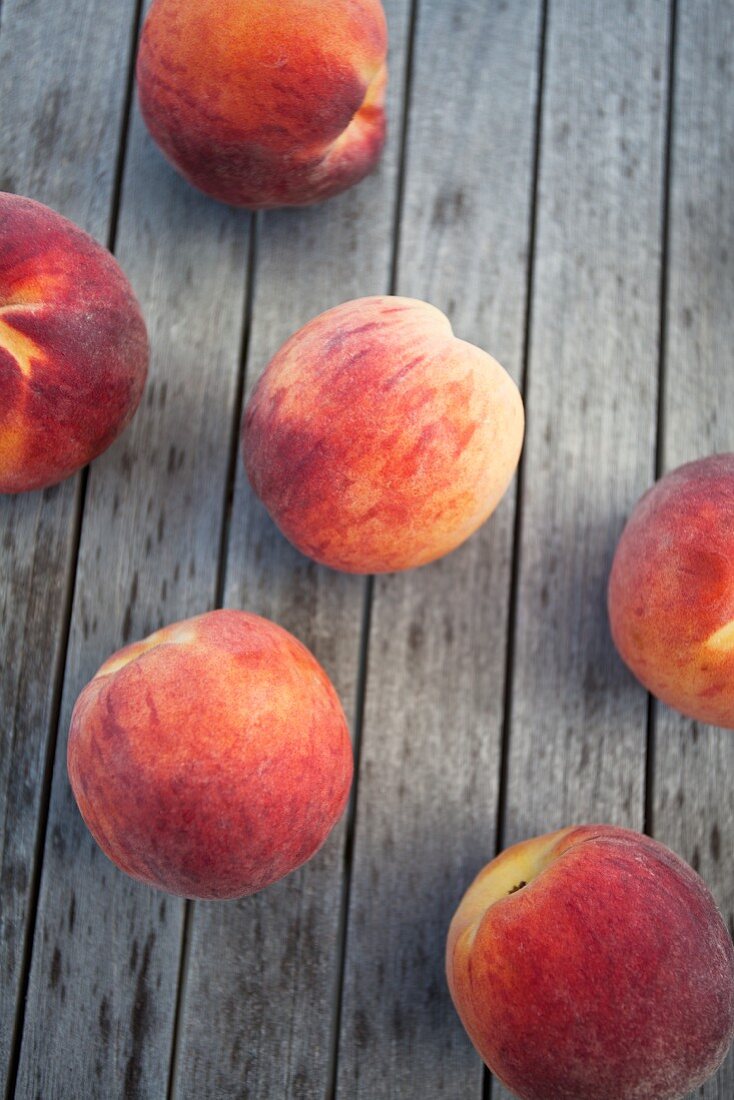 Whole peaches on a wooden table