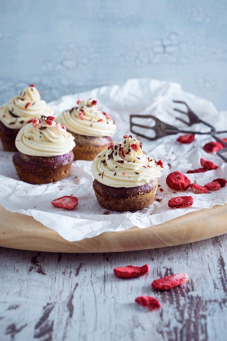 Vegane Schokoladen-Cupcakes mit Vanillefrosting und gefriergetrockneten Erdbeeren