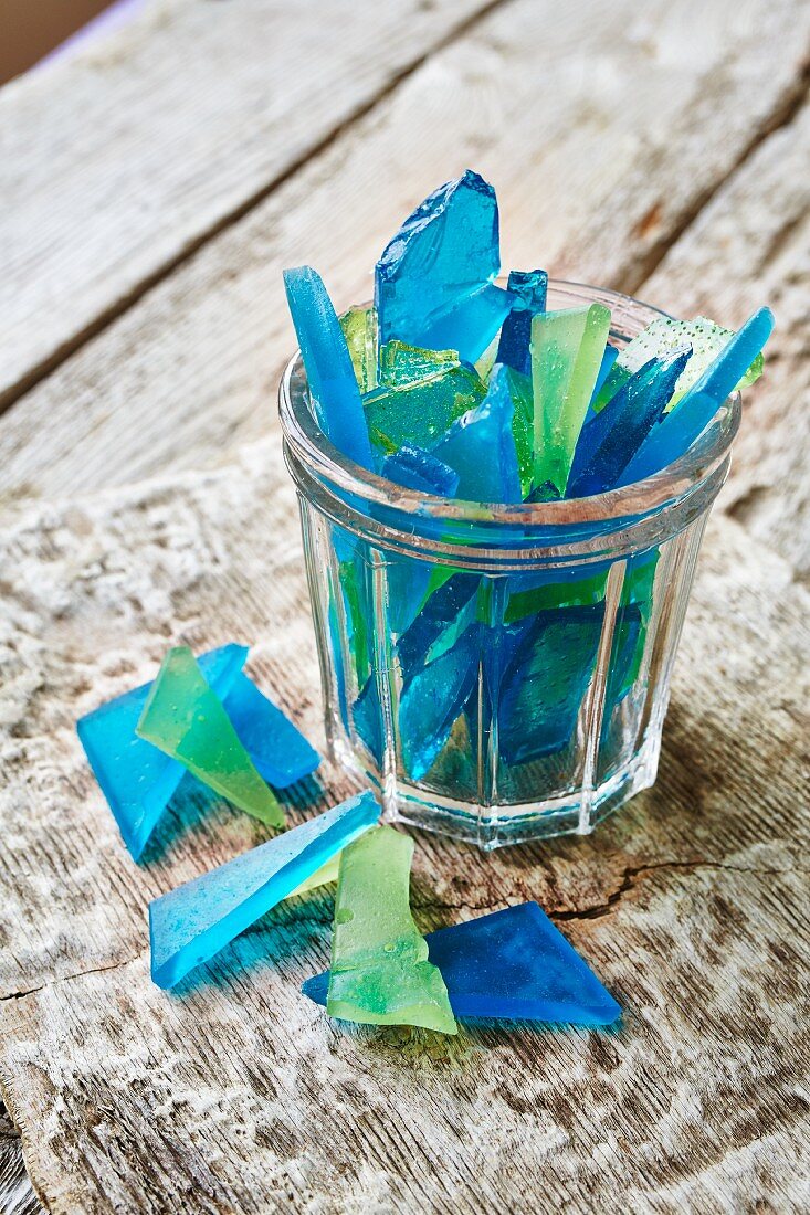 Blaue und grüne Glasscherben (Seeglas) aus Zucker