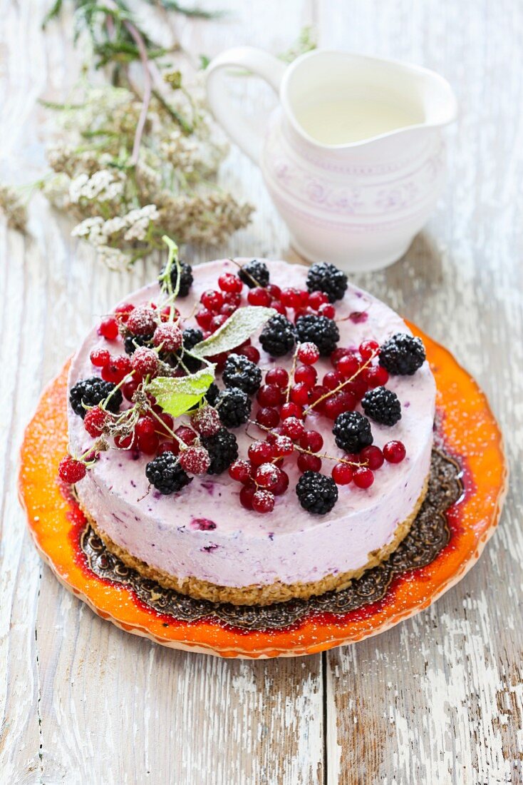 Cold cheesecake with berries