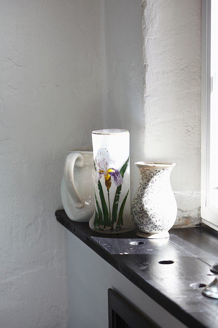 Stillleben mit Krug und Vasen auf Fensterbrett