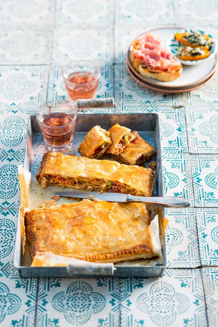 Blätterteigpastete mit Thunfisch und Paprika